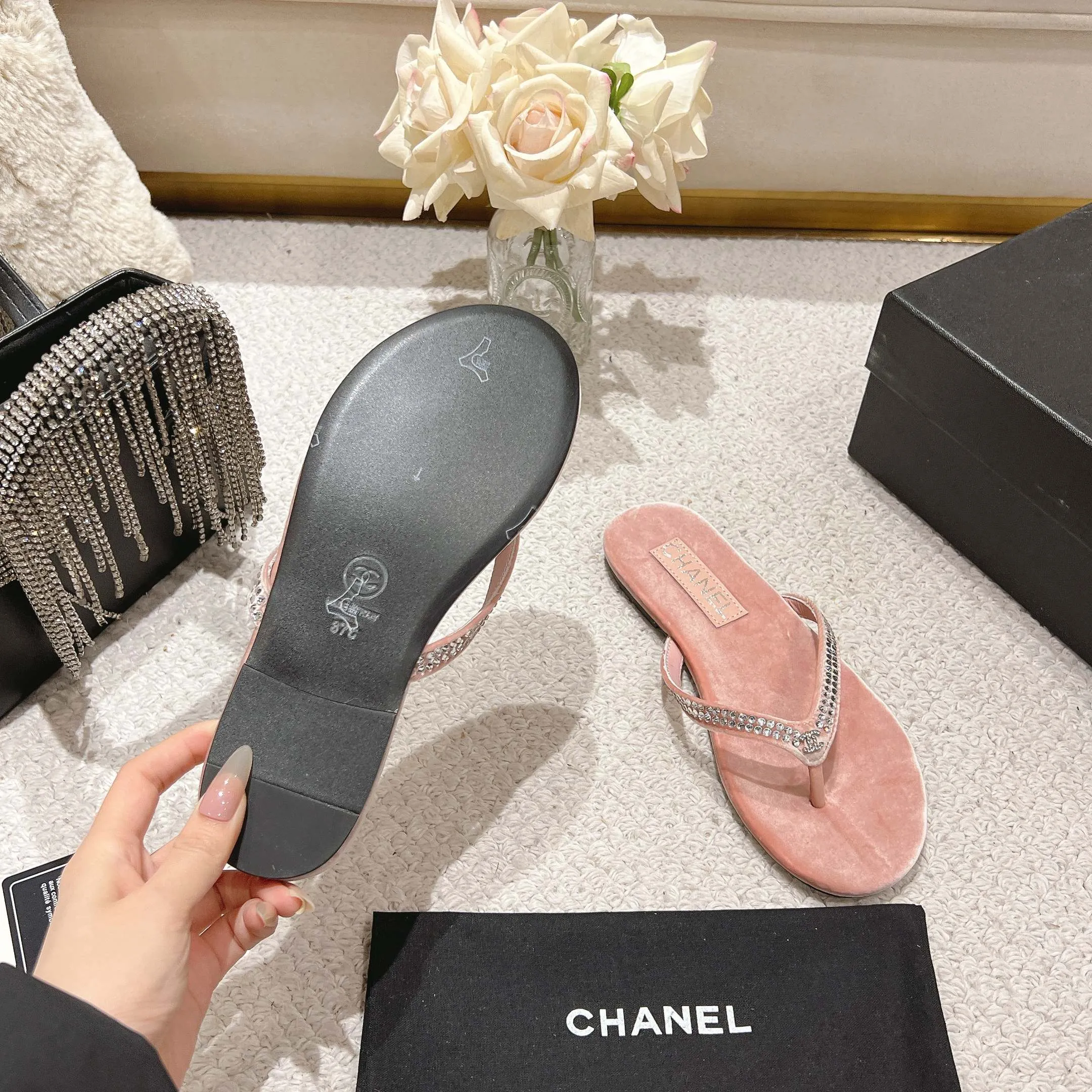👟👟Ex-factory price 480👟👟 Xiaoxiang chanel 2025 new flip-flops! This series is really amazing. How can it be so beautiful! Summer is really an invincible combination that can be salty or sweet ~ The upper is made of original velvet and the lining is lambskin genuine leather outsole Size: 35-40 (40 customized)